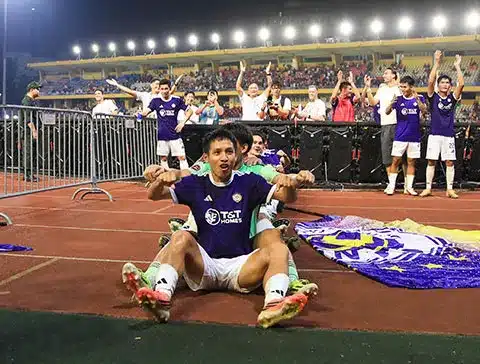 Các cầu thủ Hà Nội ăn mừng cùng người hâm mộ sau trận thắng CAHN 2-1 tại Hàng Đẫy